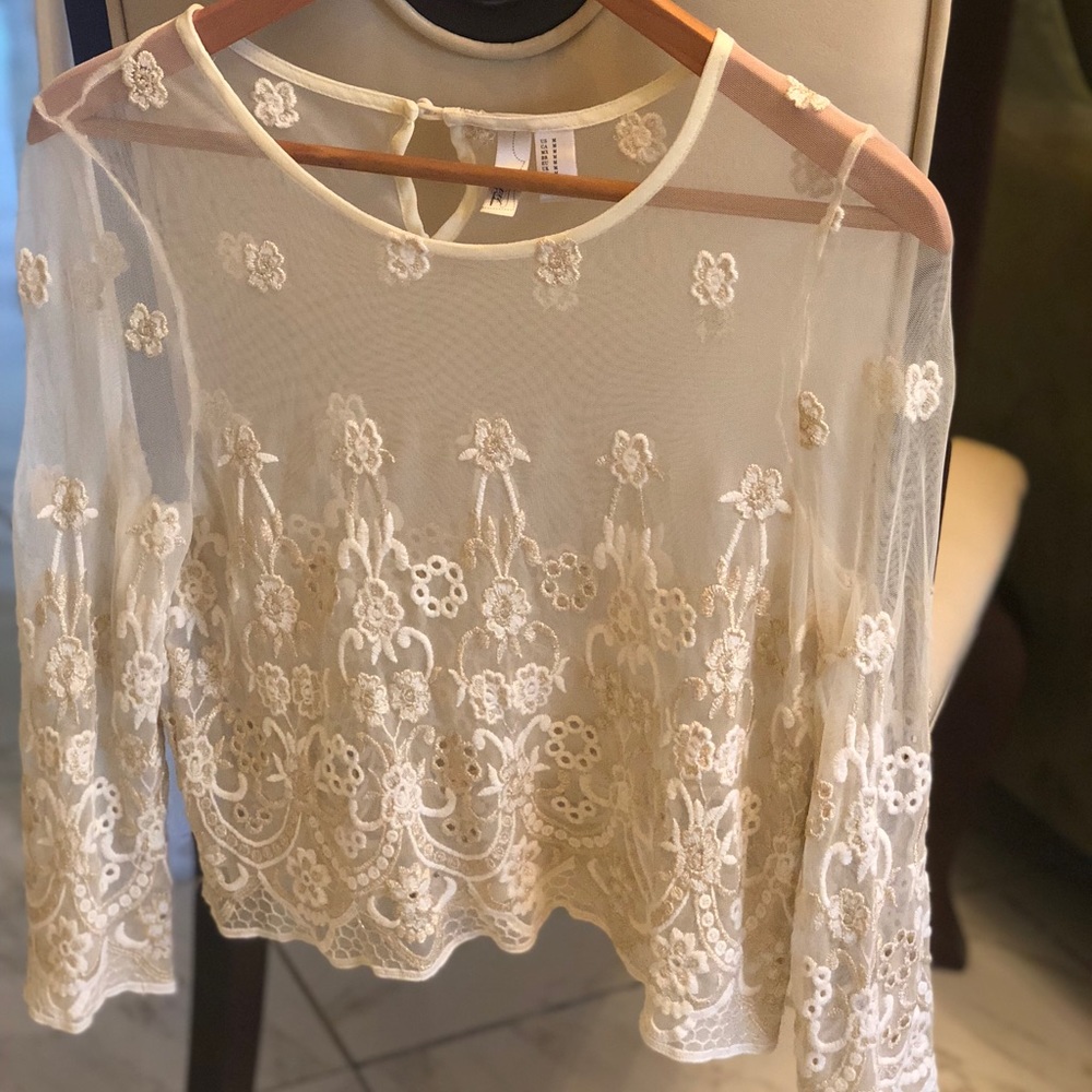 Super super cute laced long sleeved crop